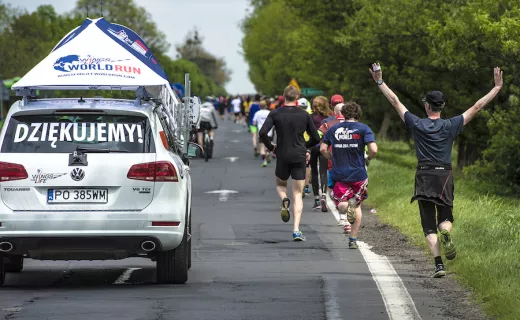 Grzegorz Urbańczyk polskim zwycięzcą Wings for Life World Run: „Miało być 5, było 50 km”. Pasjonująca walka o triumf na świecie [ZDJĘCIA, WIDEO] - 2